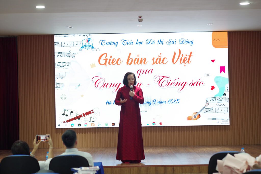 Cô Lê Thị Thu Hường, Bí thư Chi bộ, Hiệu trưởng nhà trường Tiểu học Đô thị Sài Đồng phát biểu tại sự kiện