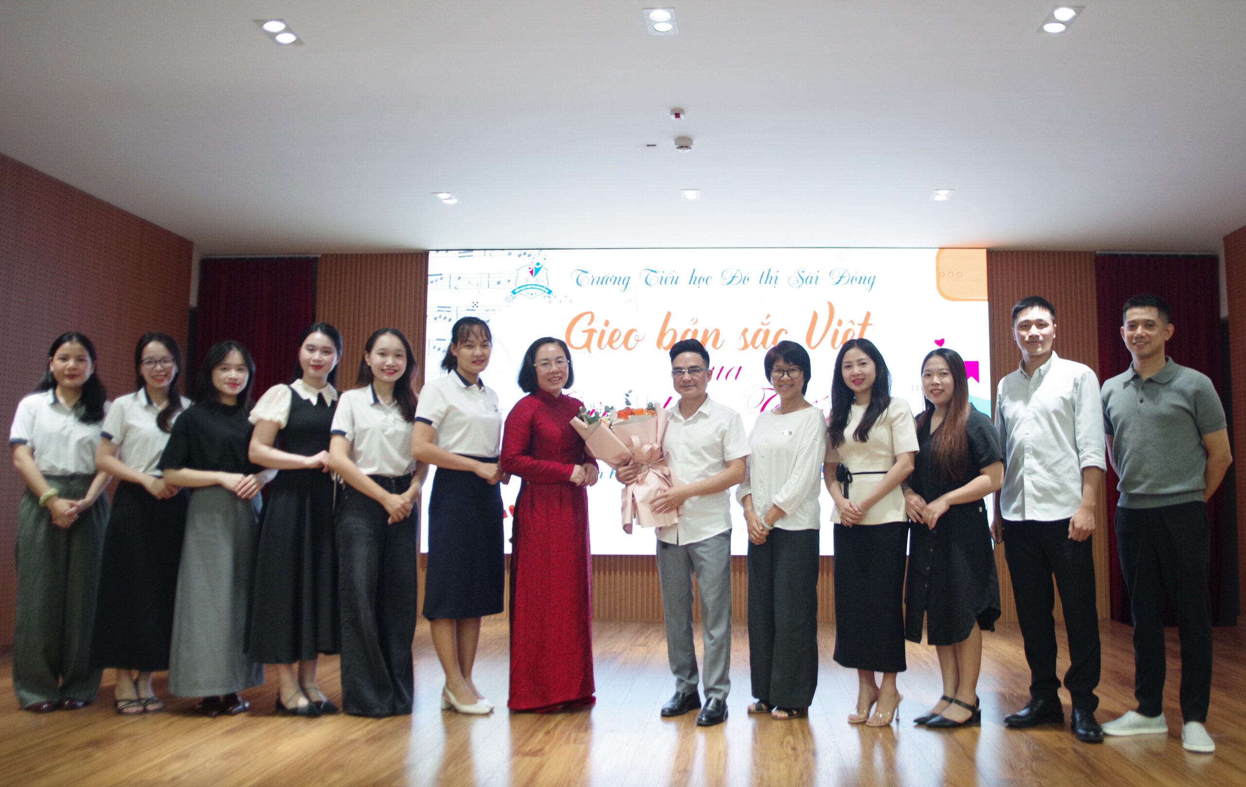 Trường Tiểu học Đô thị Sài Đồng tặng hoa cảm ơn Viện Nghiên cứu Đào tạo Phát triển Âm nhạc Việt Nam