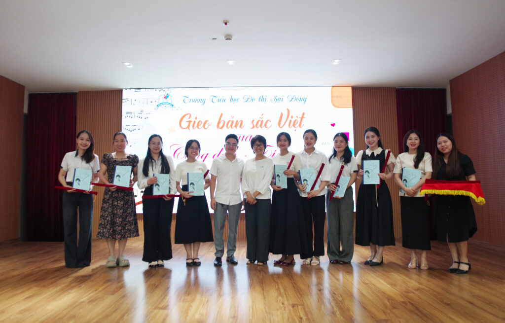 Viện Nghiên cứu Đào tạo Phát triển Âm nhạc Việt Nam tặng những cây sáo cho các thầy cô đã đăng ký lớp học