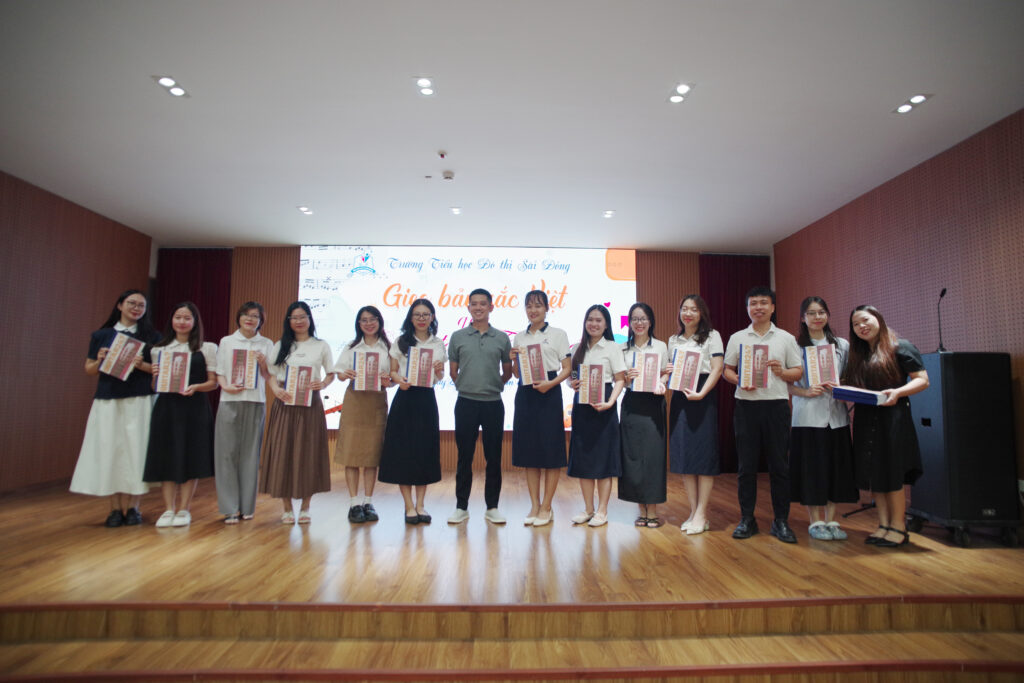 Viện Nghiên cứu Đào tạo Phát triển Âm nhạc Việt Nam tặng những cuốn sách cho các thầy cô đã đăng ký lớp học