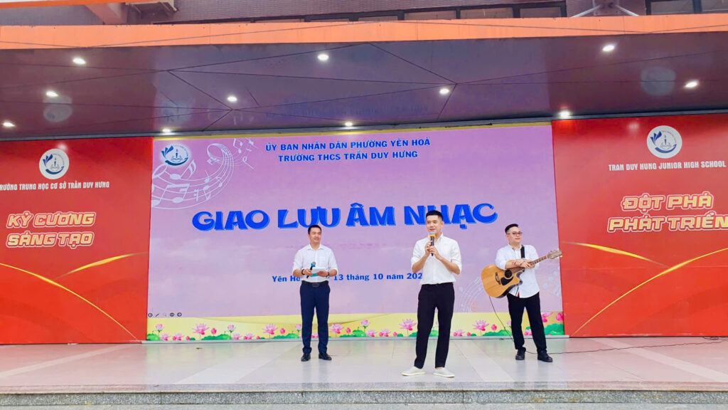 Các giảng viên Guitar giao lưu và hướng dẫn cách chơi đàn cho các em học sinh
