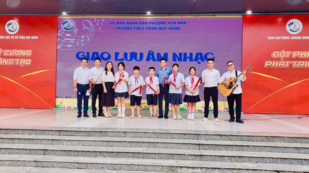 Các bạn học sinh Trường THCS Trần Duy Hưng lên sân khẩu trải nghiệm hoạt động với cây sáo